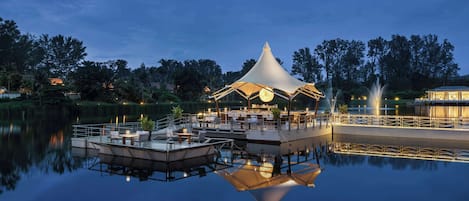 6 restaurants, breakfast, lunch, dinner served; seafood