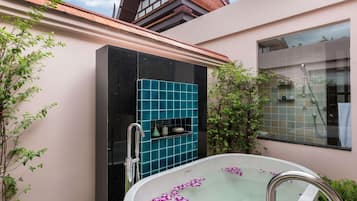Shower, rainfall showerhead, free toiletries, hair dryer