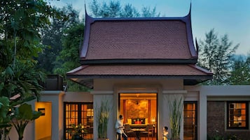 2 bedrooms, premium bedding, minibar, in-room safe