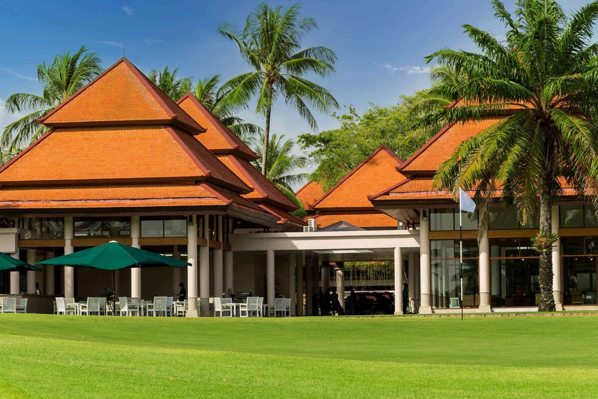 6 restaurants, breakfast, lunch, dinner served; seafood