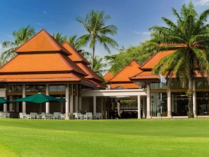 6 restaurants, breakfast, lunch, dinner served; seafood