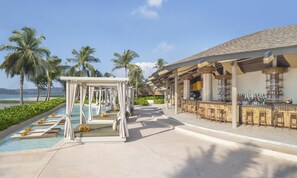 6 restaurants; breakfast, lunch, dinner and brunch served 