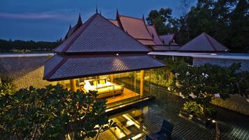 2 bedrooms, premium bedding, minibar, in-room safe
