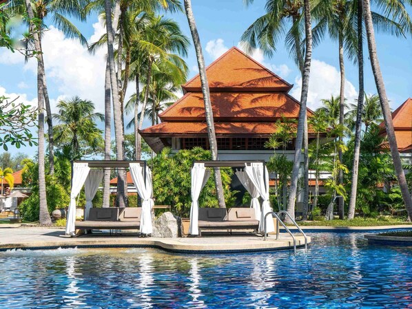 2 piscinas al aire libre, cabañas de piscina gratuitas, sombrillas