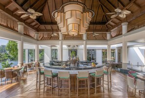 2 bars/lounges, poolside bar