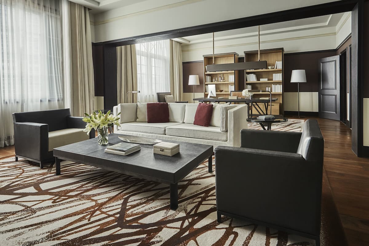 governor suite king | living area | 32-inch lcd tv with cable channels, tv, dvd player