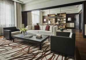 Governor Suite King | Living area | 32-inch LCD TV with cable channels, TV, DVD player