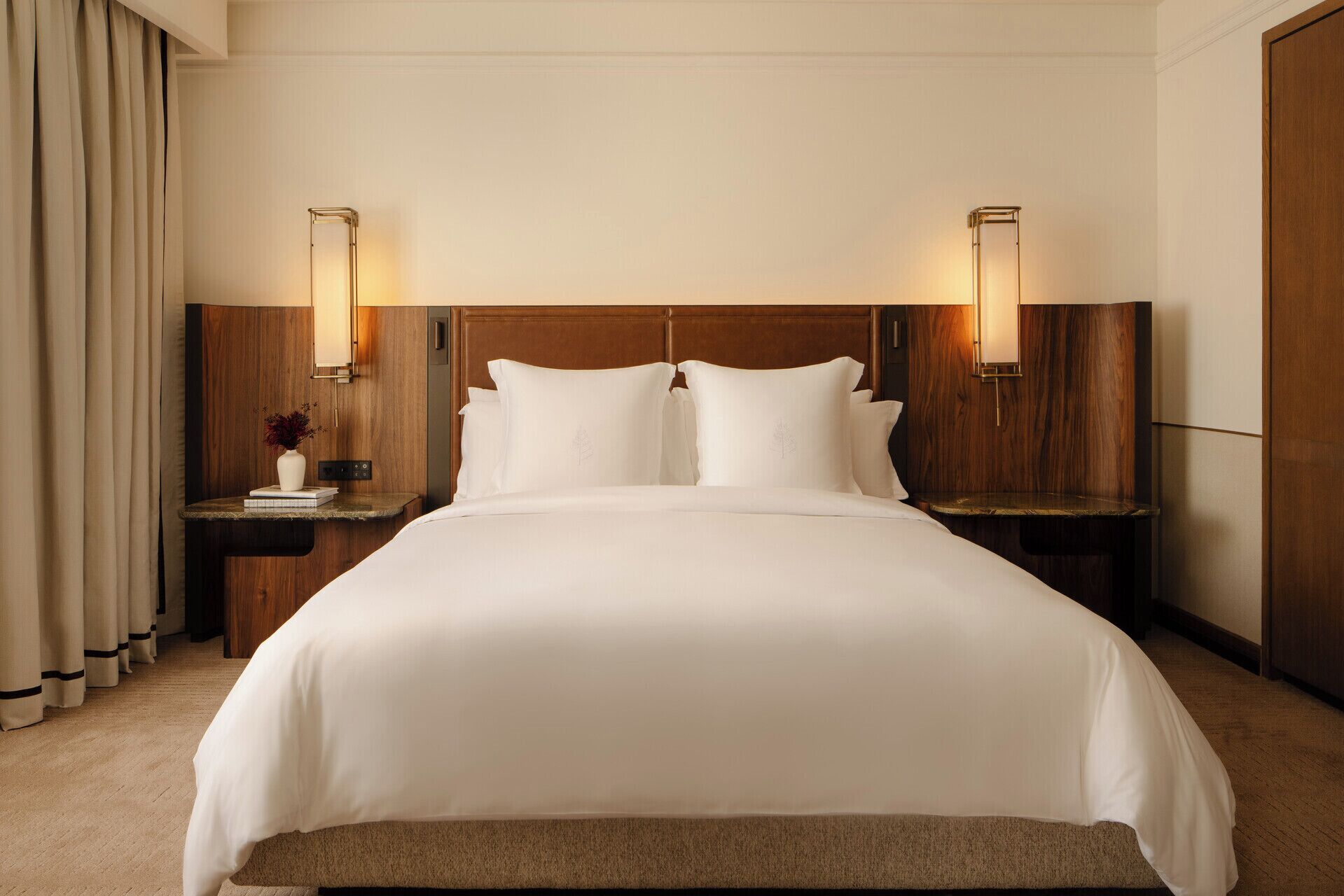 Executive Suite (Burdeos View) | Hypo-allergenic bedding, minibar, in-room safe, desk