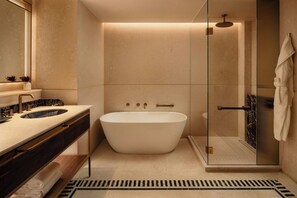 Separate bathtub and shower, designer toiletries, hair dryer, bathrobes - Four Seasons Hotel Mexico City (Mexico City)