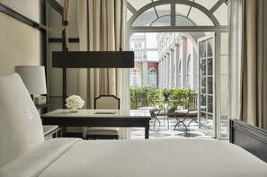 Quarto premier, 1 cama King, terraço | Roupas de cama antialérgicas, frigobar, cofres nos quartos, escrivaninha