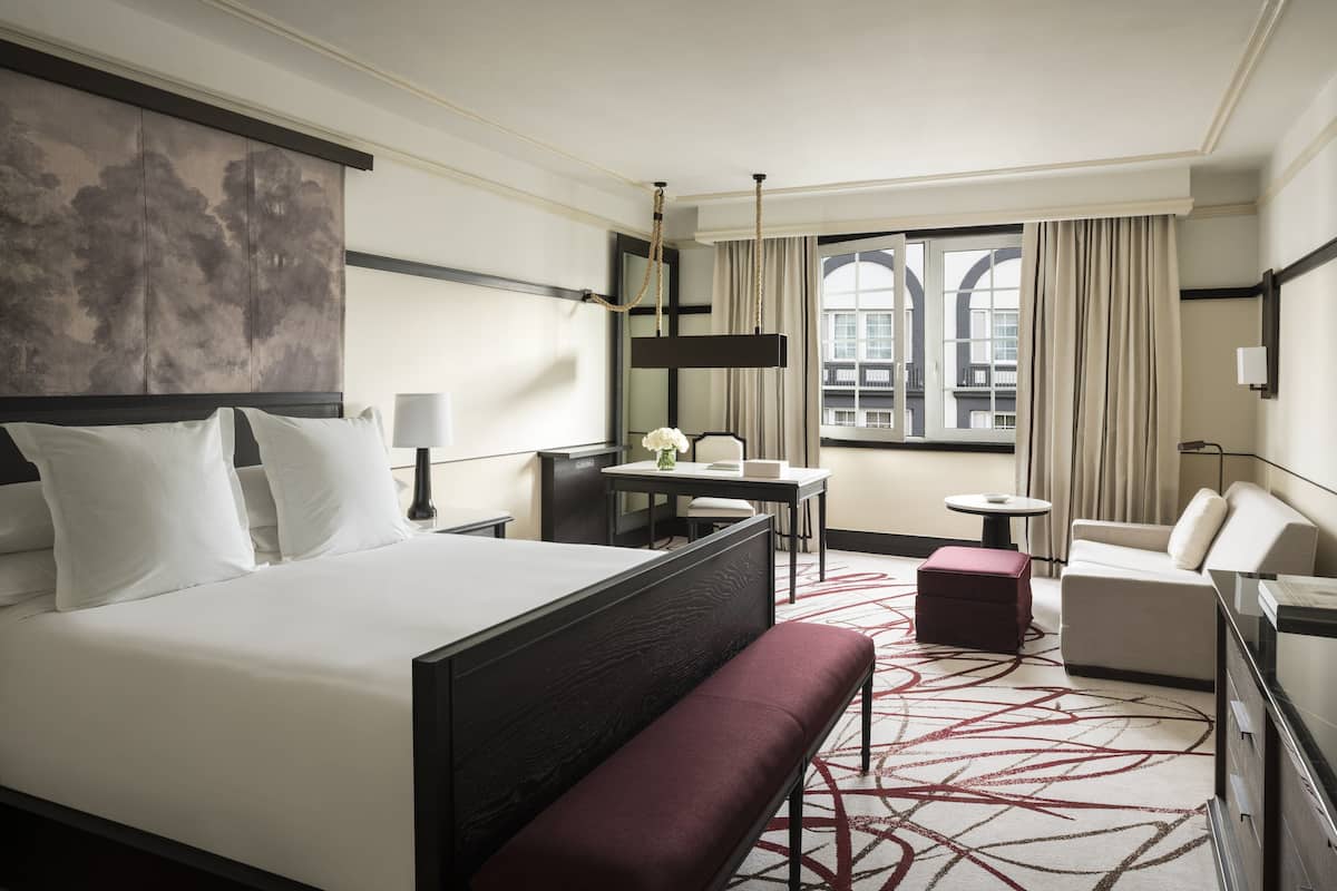 Hypo-allergenic bedding, minibar, in-room safe, desk