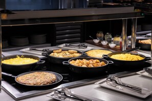 Päivittäinen buffetaamiainen (18 EUR per henkilö)