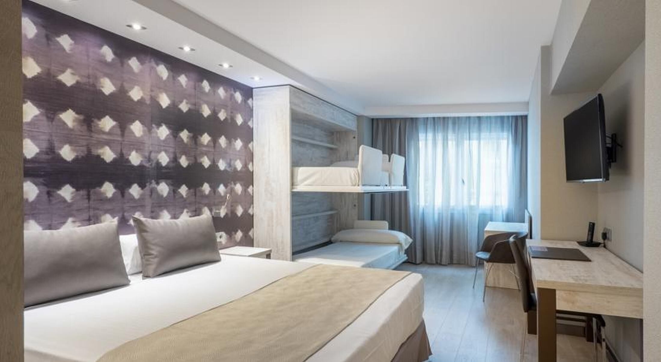 In-room safe, soundproofing, free WiFi, bed sheets