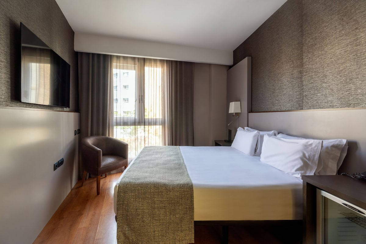 In-room safe, soundproofing, free WiFi, bed sheets