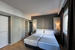 Family Room | In-room safe, soundproofing, free WiFi, bed sheets - Catalonia Atenas (Barcelona)