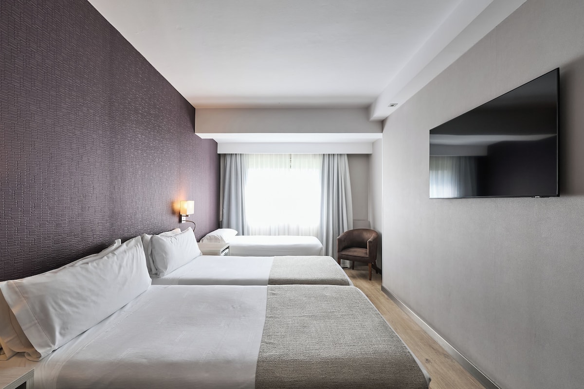 In-room safe, soundproofing, free WiFi, bed sheets
