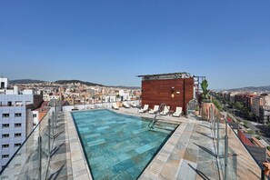 Outdoor pool, pool umbrellas, pool loungers - Catalonia Atenas (Barcelona)
