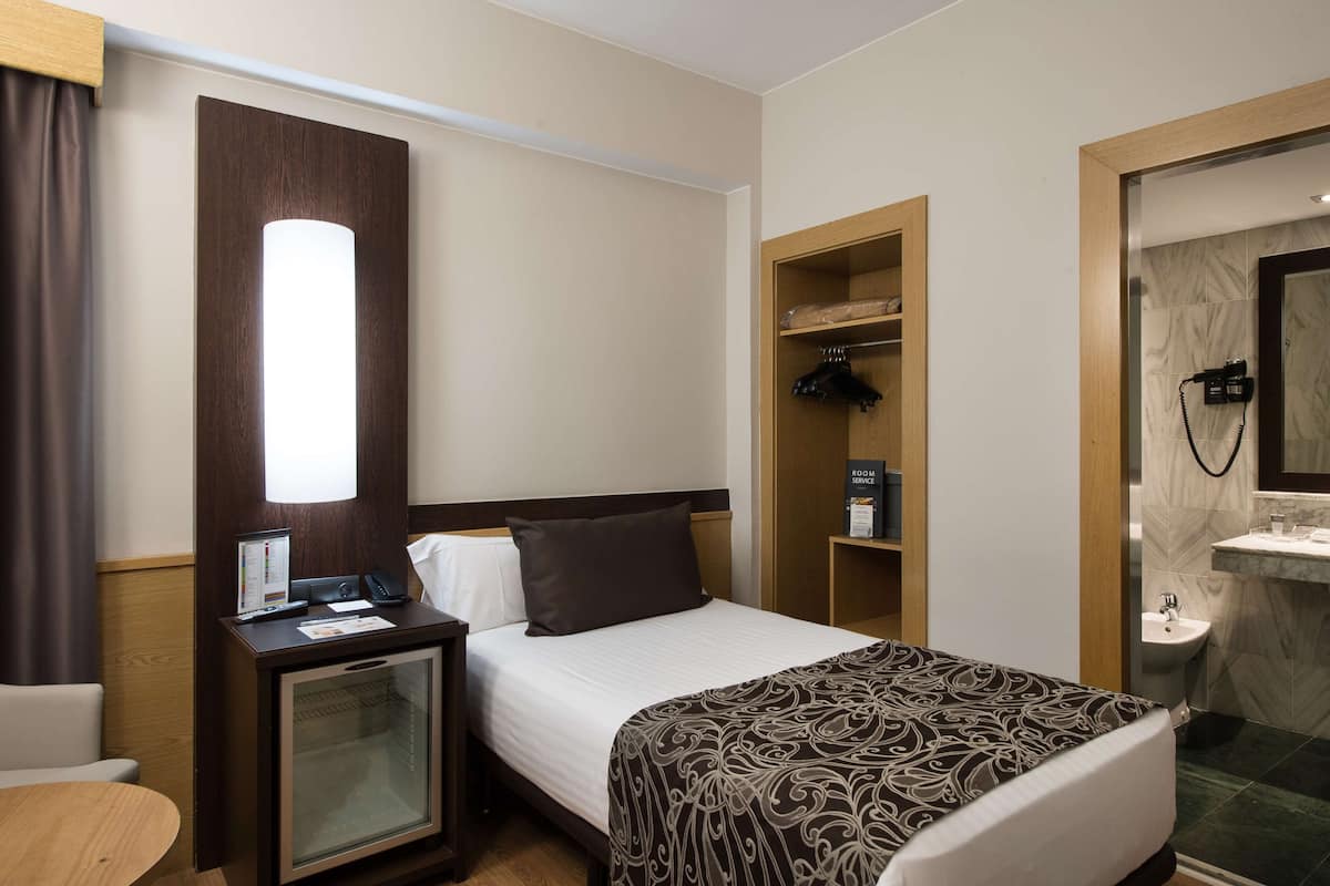 Single Room | In-room safe, soundproofing, free WiFi, bed sheets