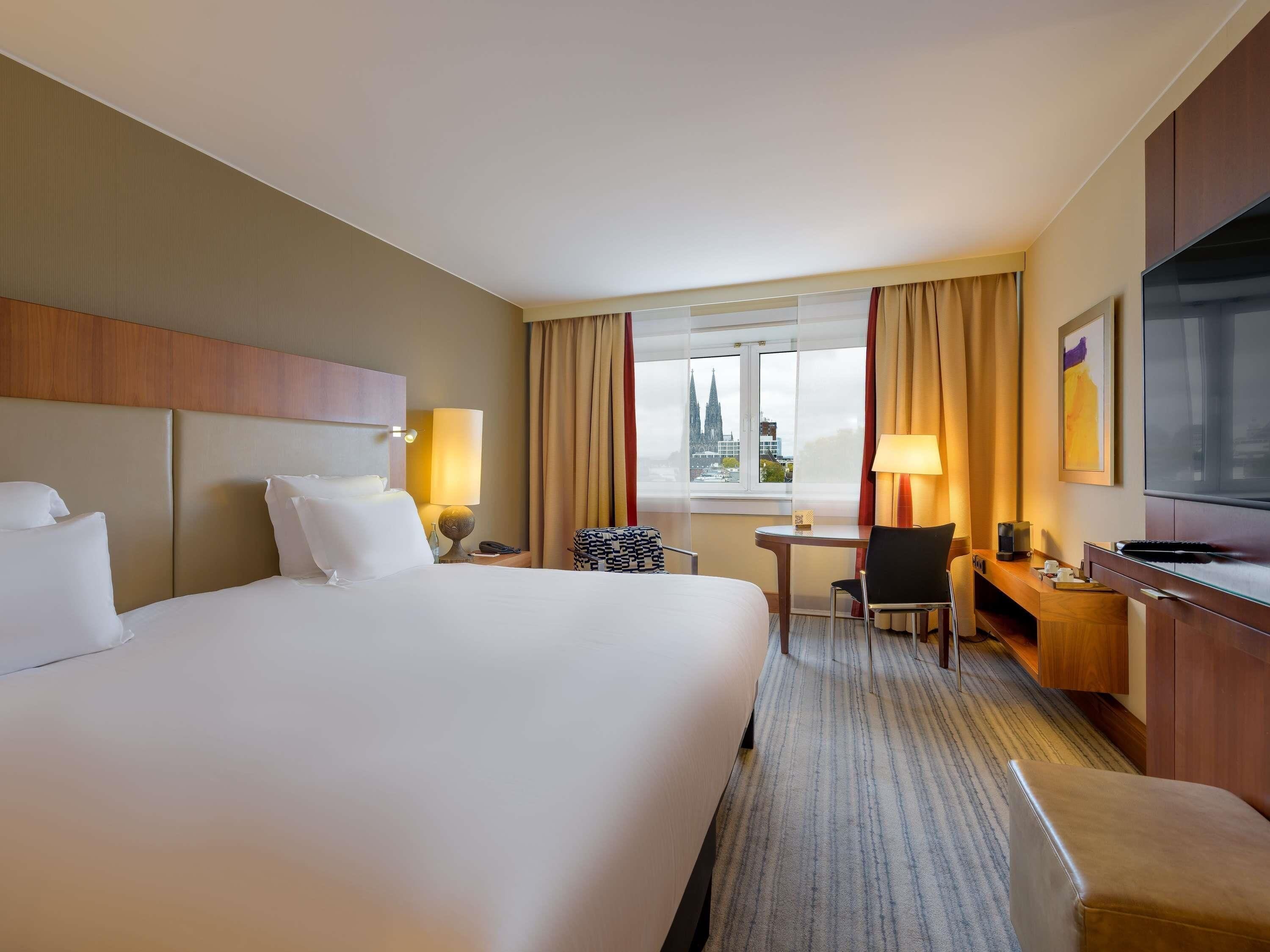 Sengetøy av topp kvalitet, minibar, safe på rommet og skrivebord