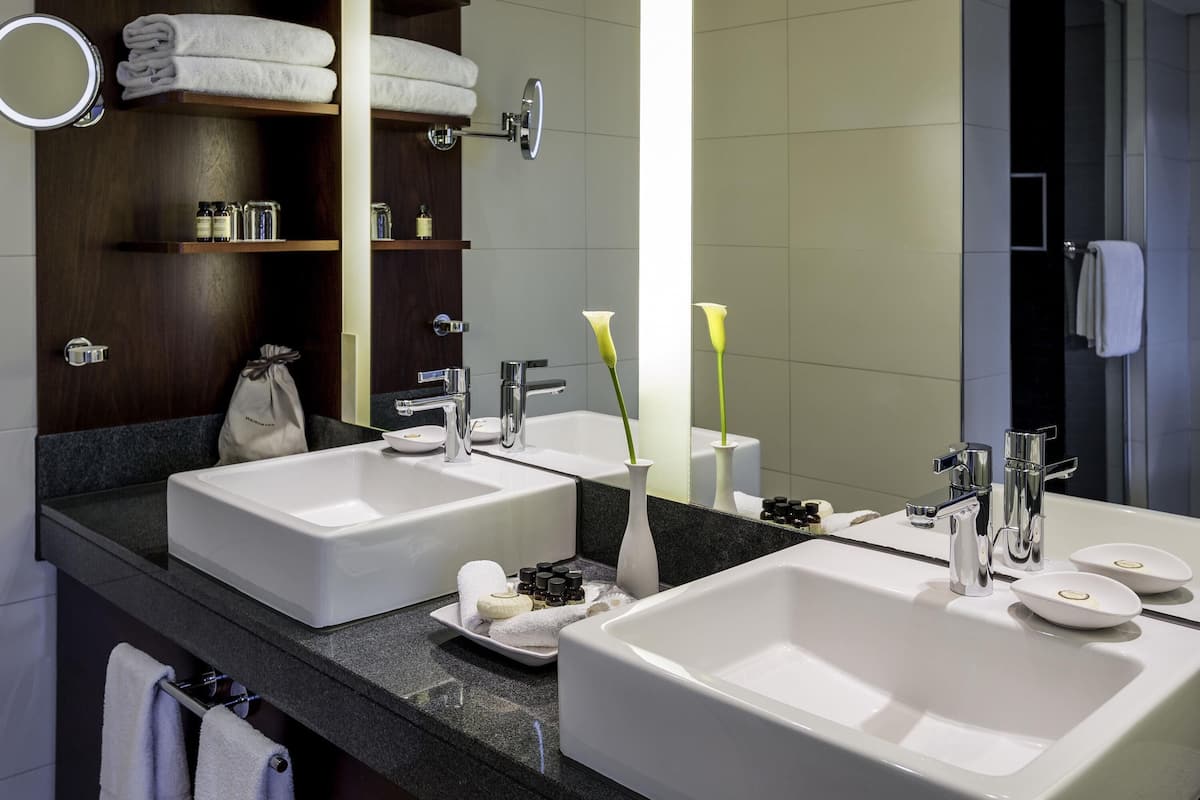 1 bedroom, premium bedding, minibar, in-room safe