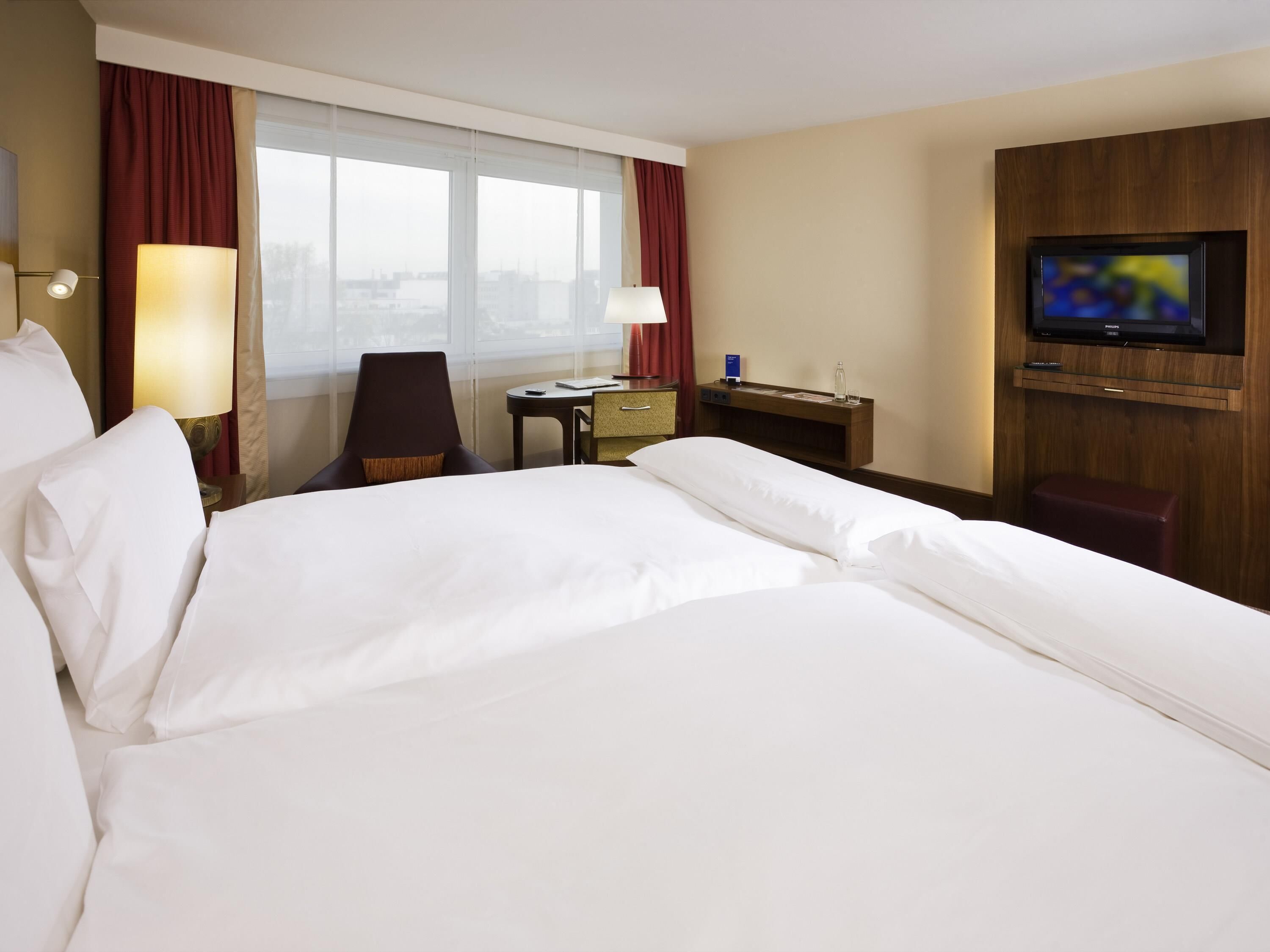 deluxe room, 1 king bed | 1 bedroom, premium bedding, minibar, in-room safe