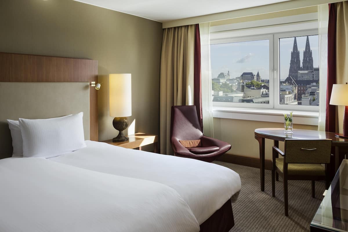 Deluxe Room, 1 King Bed (Domblick) | Premium bedding, minibar, in-room safe, desk