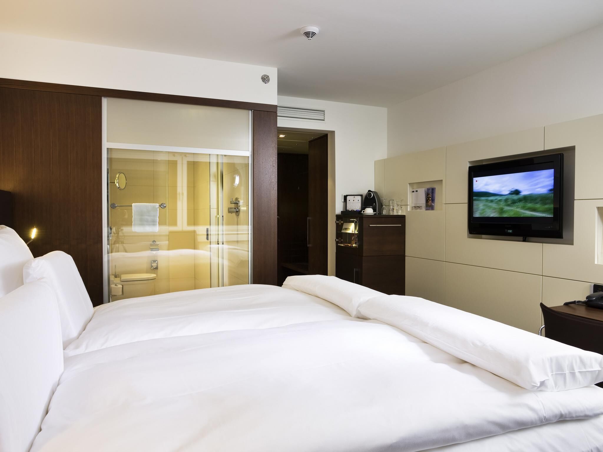 Deluxe Room, 1 King Bed | Premium bedding, minibar, in-room safe, desk