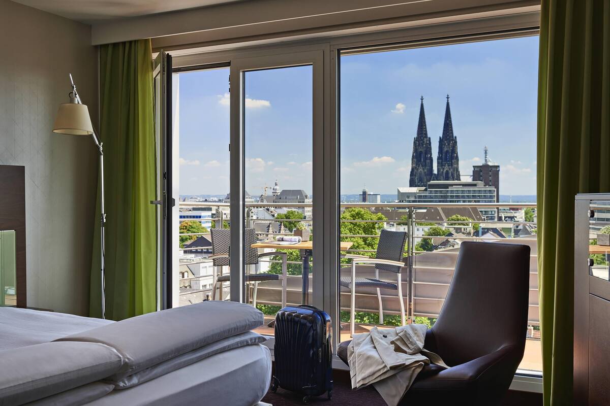 deluxe room, 1 king bed (domblick) | 1 bedroom, premium bedding, minibar, in-room safe