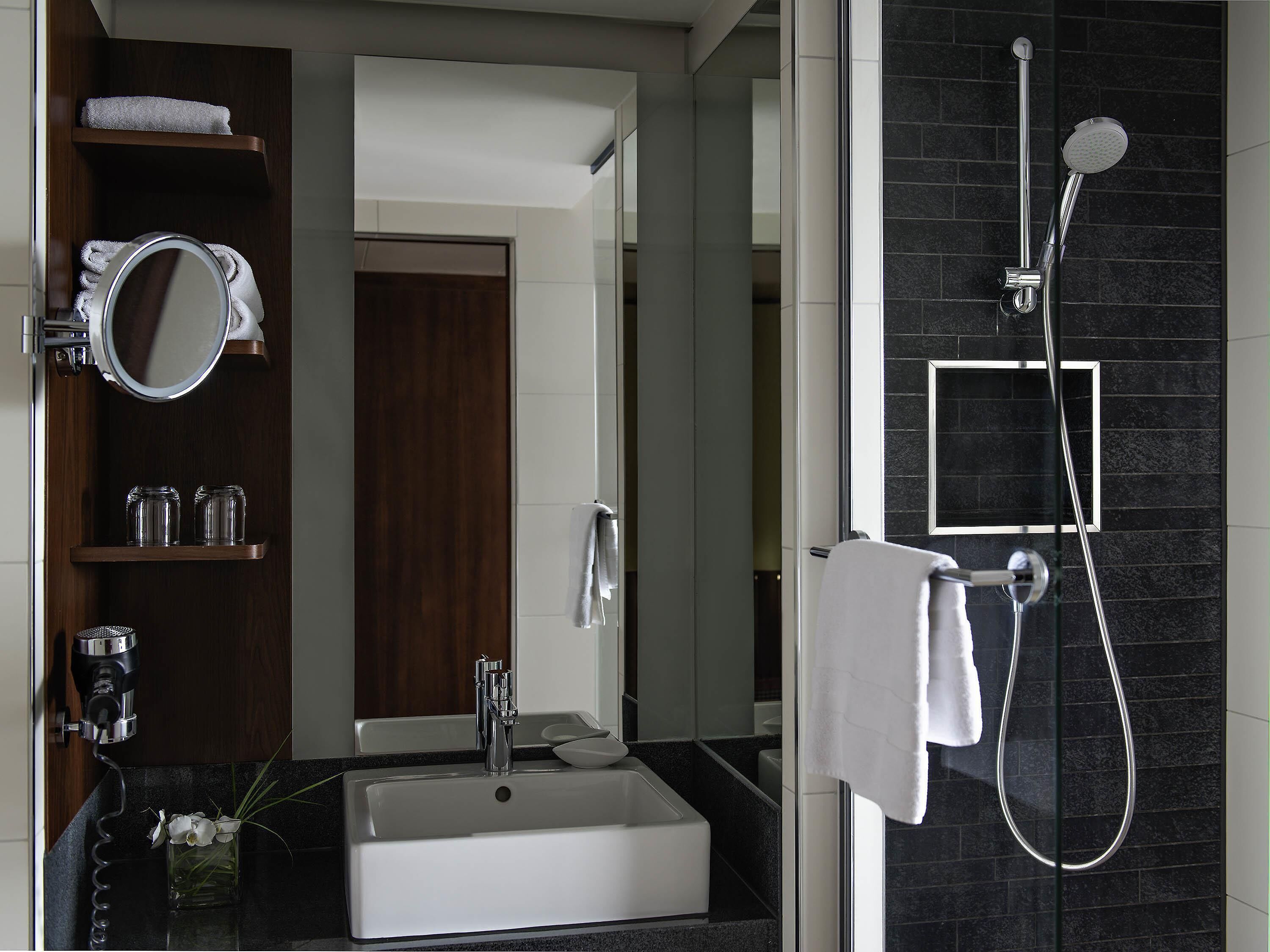 deluxe room, 1 king bed | 1 bedroom, premium bedding, minibar, in-room safe