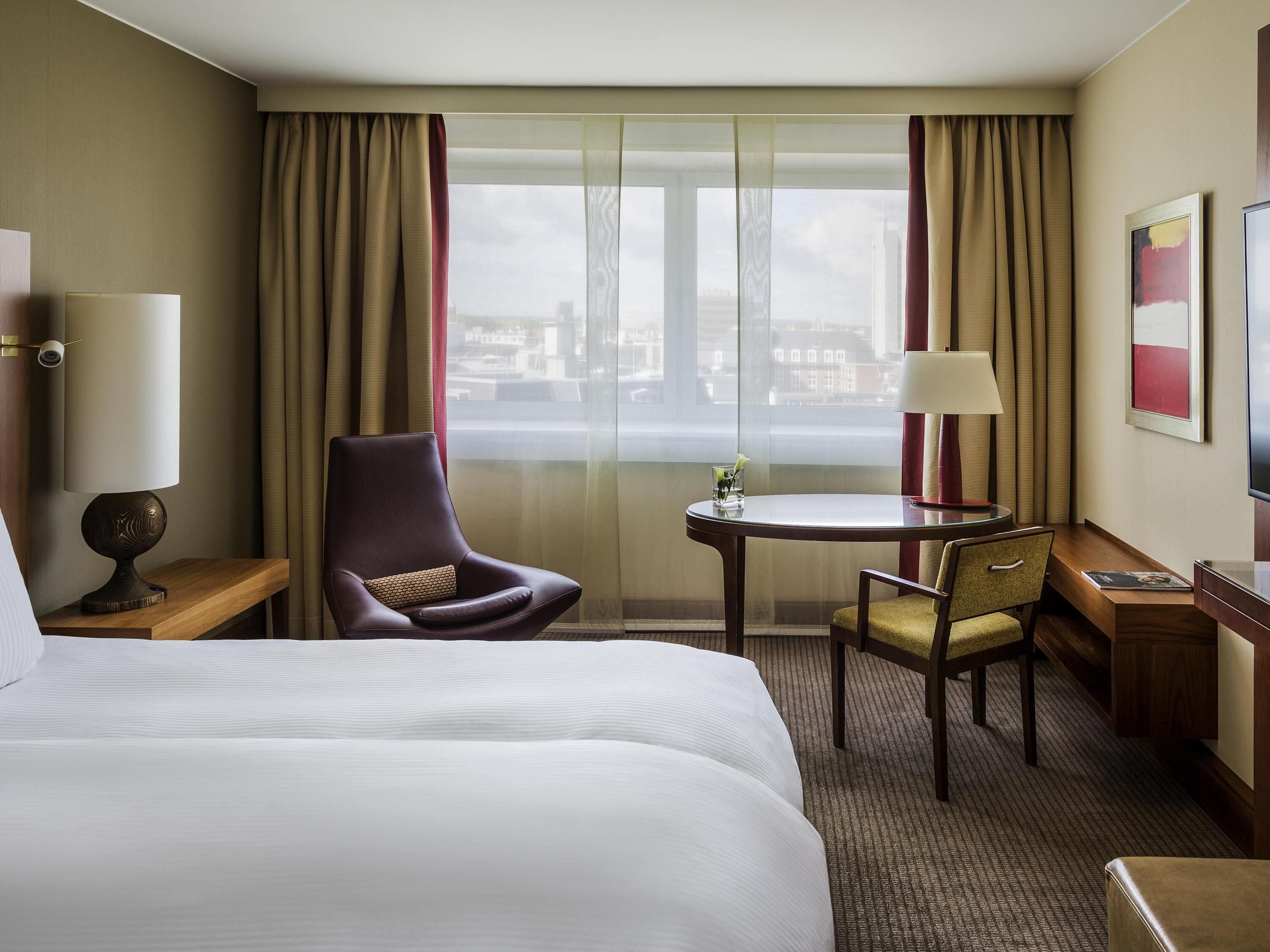 Luxe beddengoed, een minibar, een kluis op de kamer, een bureau