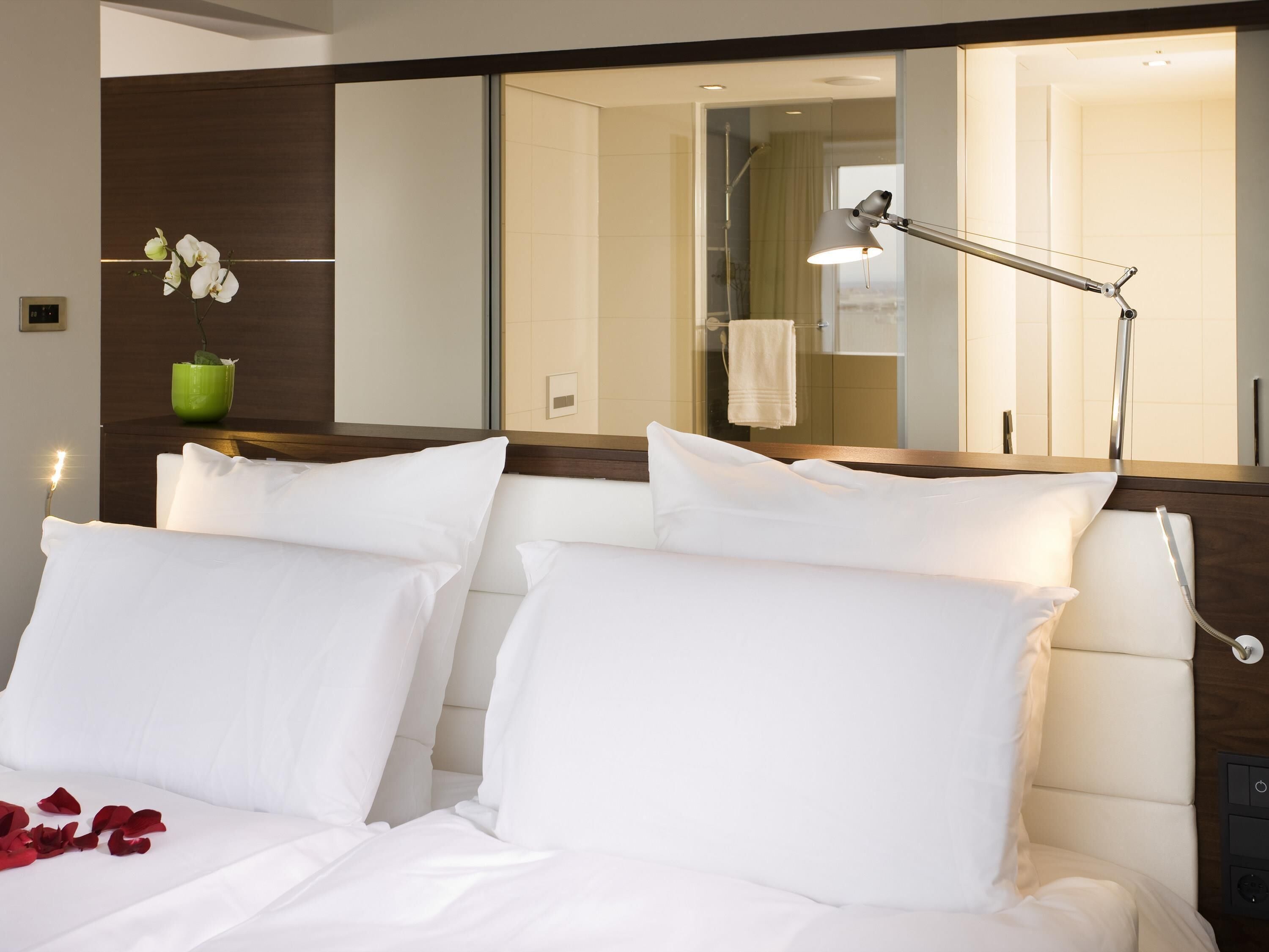 deluxe suite, 1 king bed | 1 bedroom, premium bedding, minibar, in-room safe
