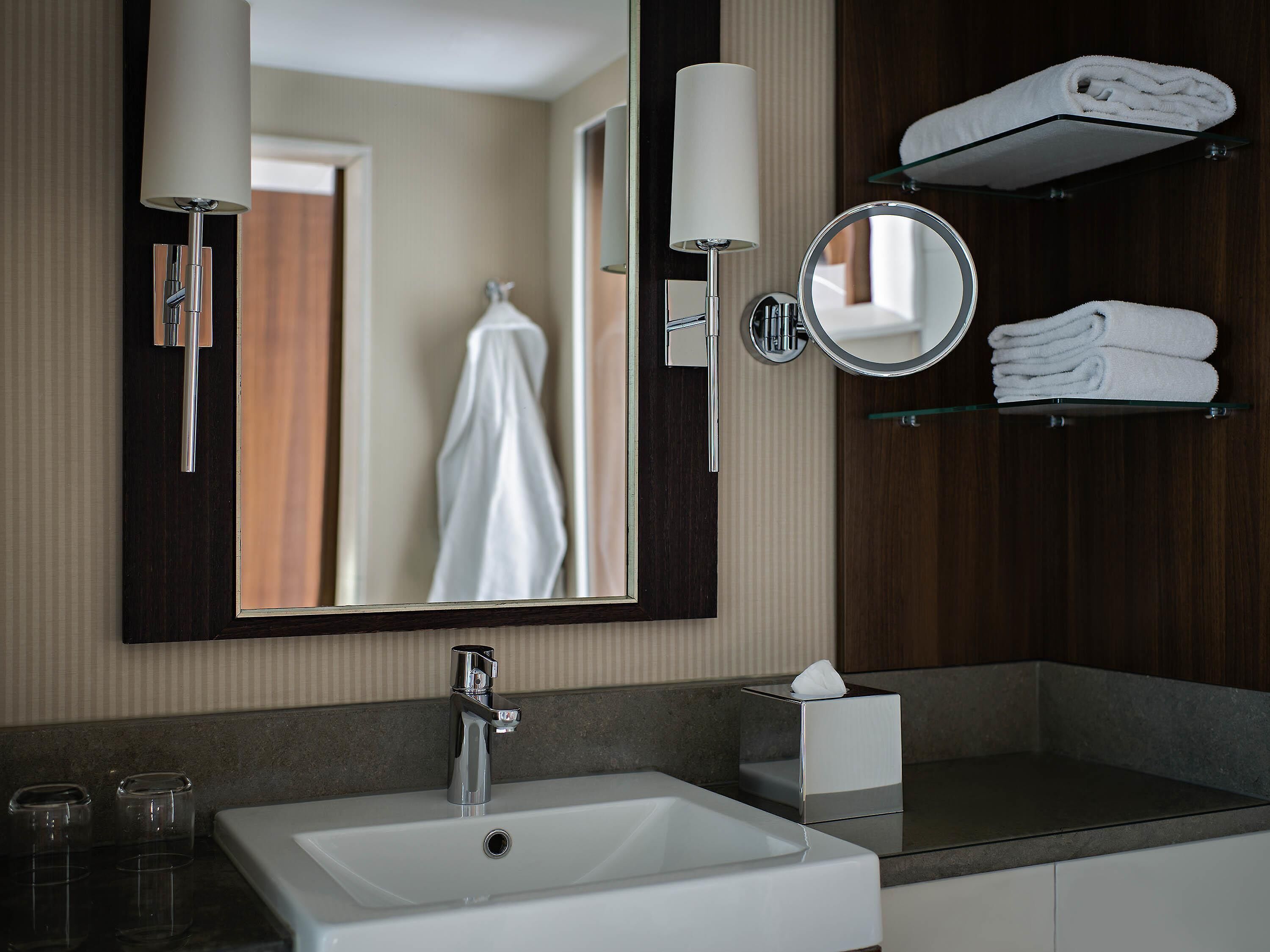 Habitación superior, 1 cama de matrimonio grande | Ropa de cama de alta calidad, minibar, caja fuerte y escritorio