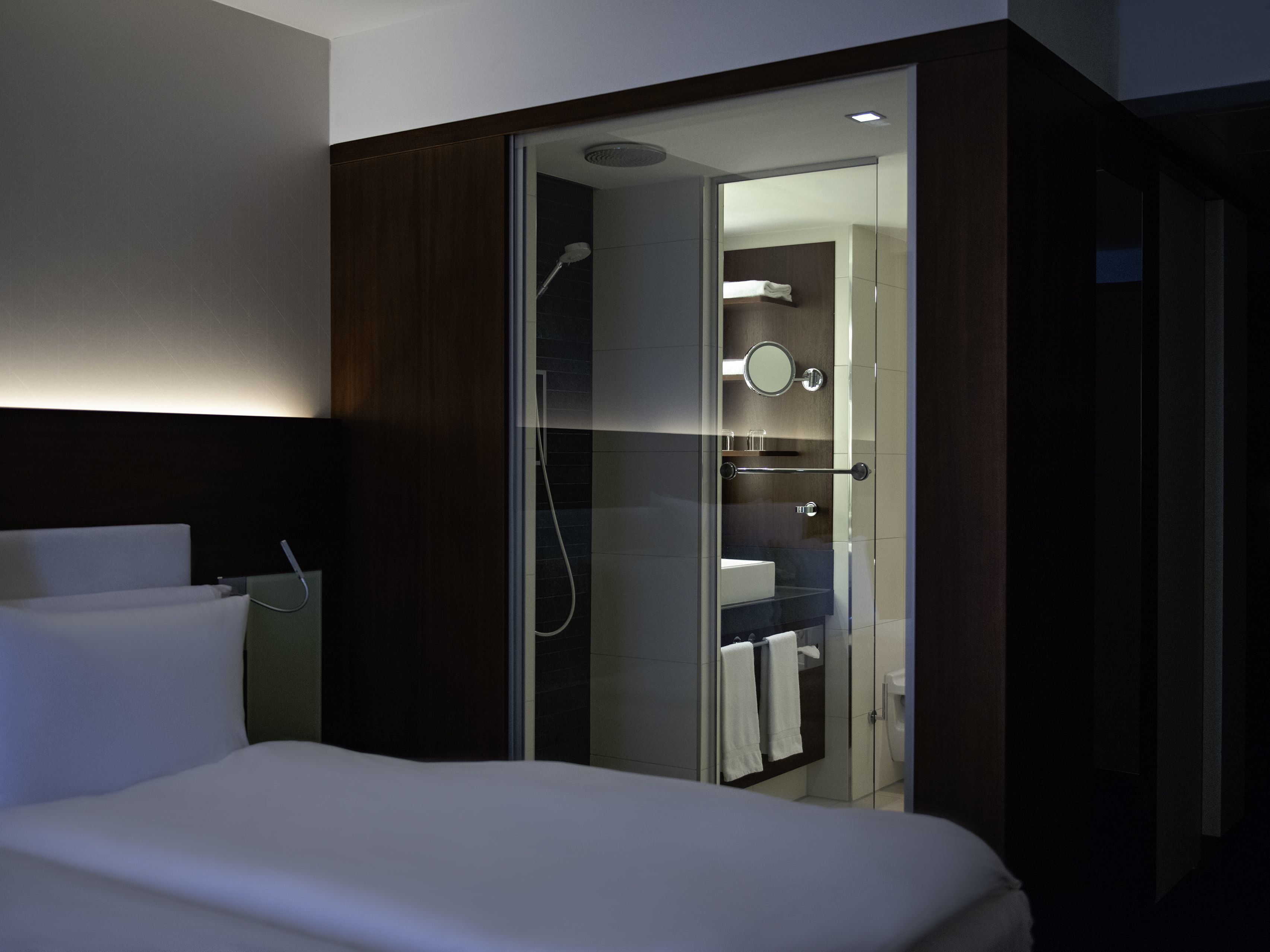 deluxe room, 1 king bed | 1 bedroom, premium bedding, minibar, in-room safe