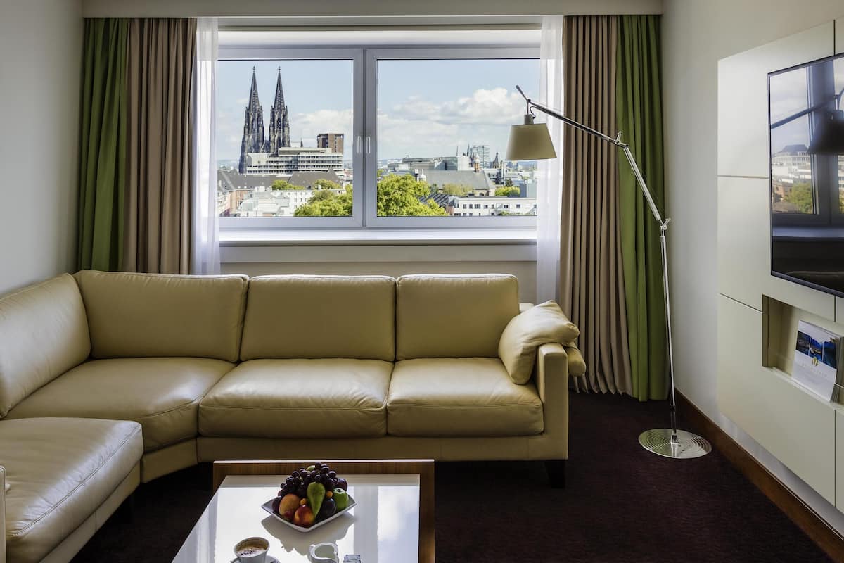 deluxe suite, 1 king bed | 1 bedroom, premium bedding, minibar, in-room safe