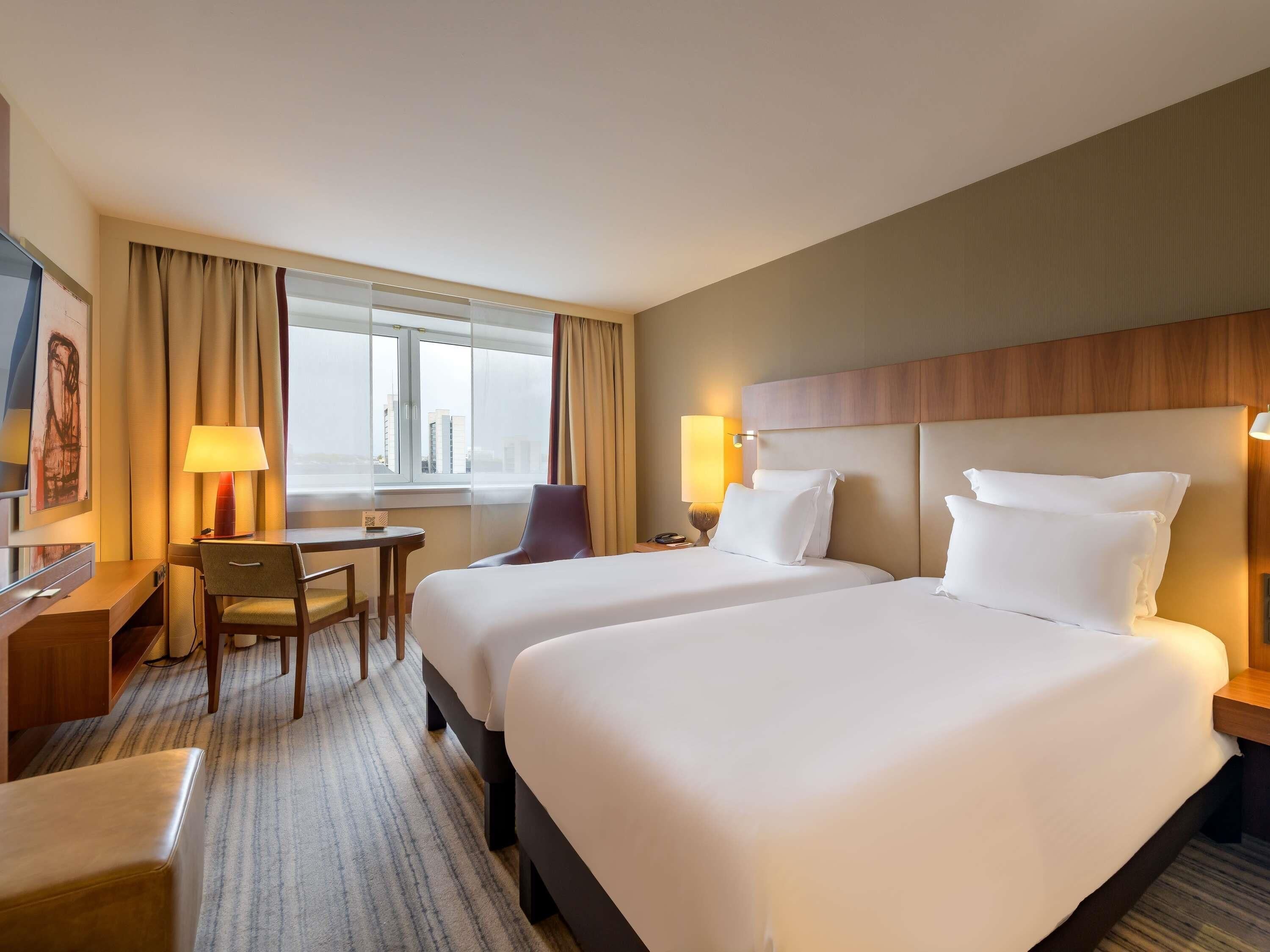 Sengetøy av topp kvalitet, minibar, safe på rommet og skrivebord