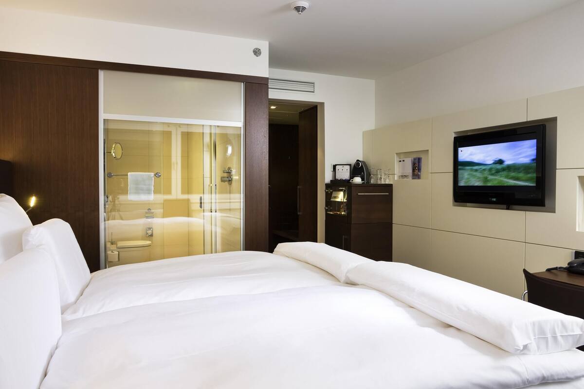 deluxe room, 1 king bed | 1 bedroom, premium bedding, minibar, in-room safe