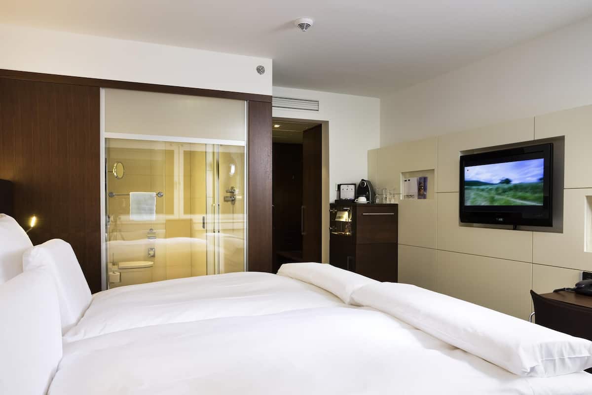Quarto luxo, 1 cama King | 1 quarto, roupas de cama premium, frigobar, cofres nos quartos