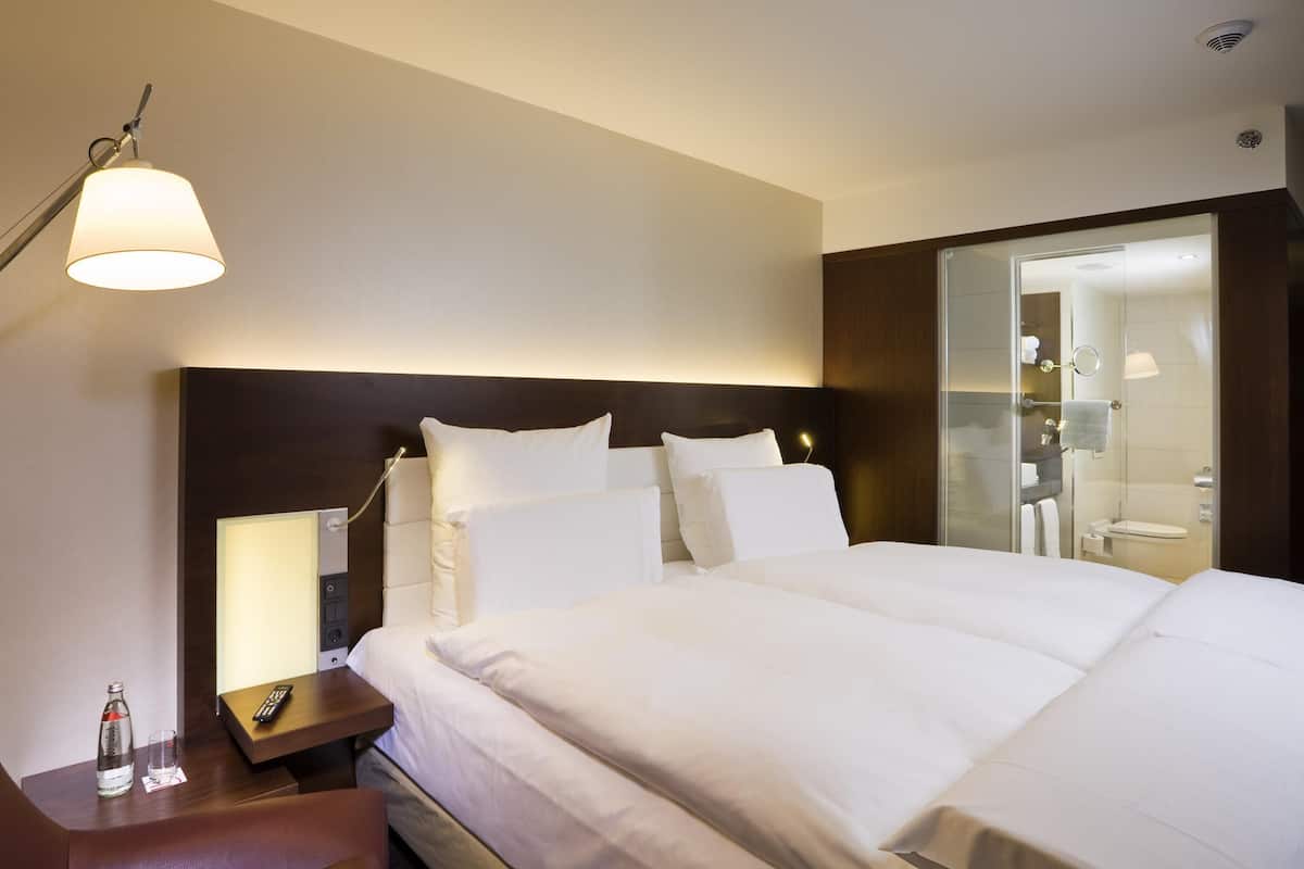 deluxe room, 1 king bed | 1 bedroom, premium bedding, minibar, in-room safe