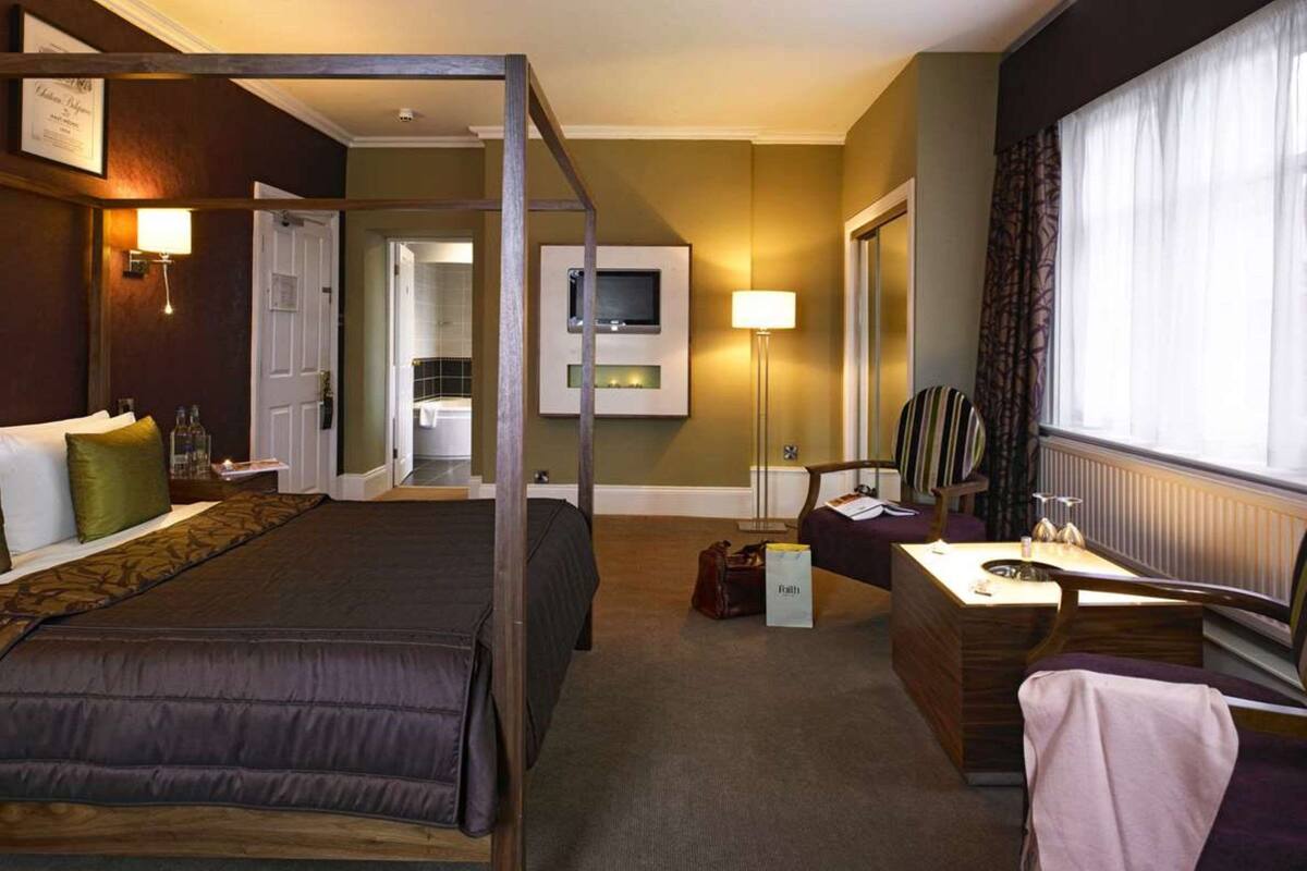 Suite, 1 Double Bed, Non Smoking | Desk, iron/ironing board, rollaway beds (surcharge), WiFi (free)