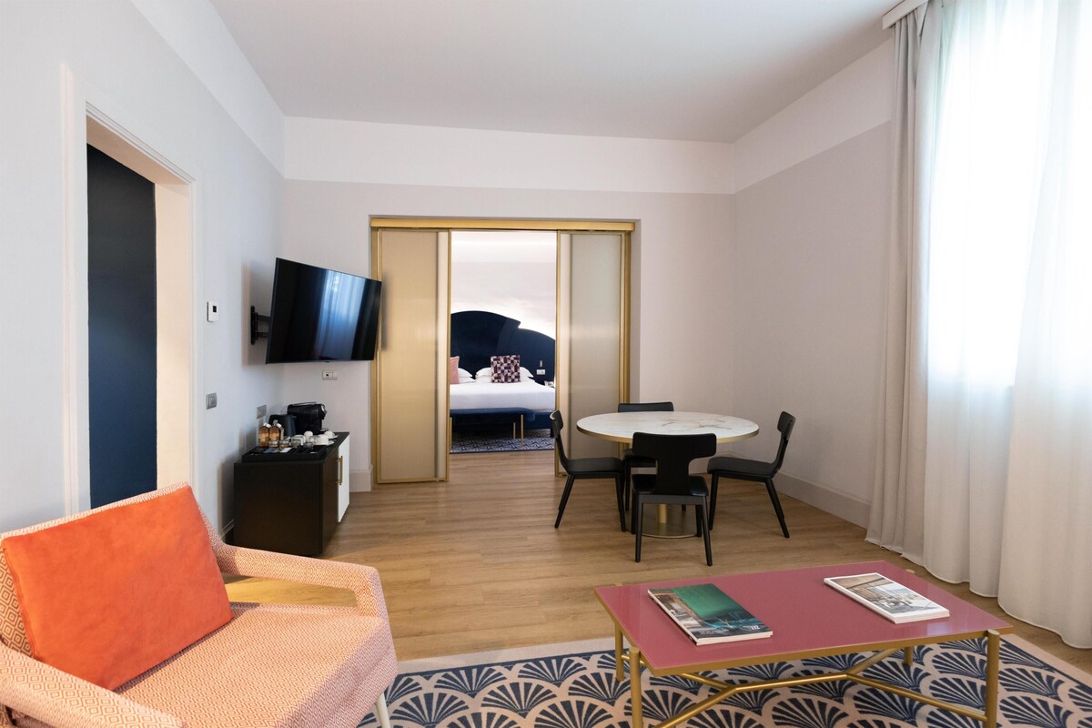 Suite, 1 Schlafzimmer | Wohnbereich | 40-Zoll-Fernseher mit Satellitenempfang