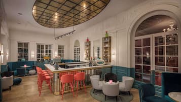 Sert le déjeuner et l'apéritif