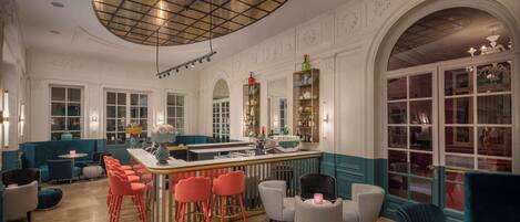 Serves lunch and happy hour