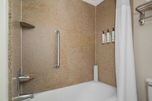 Bañera con ducha, artículos de tocador gratuitos, secador de pelo