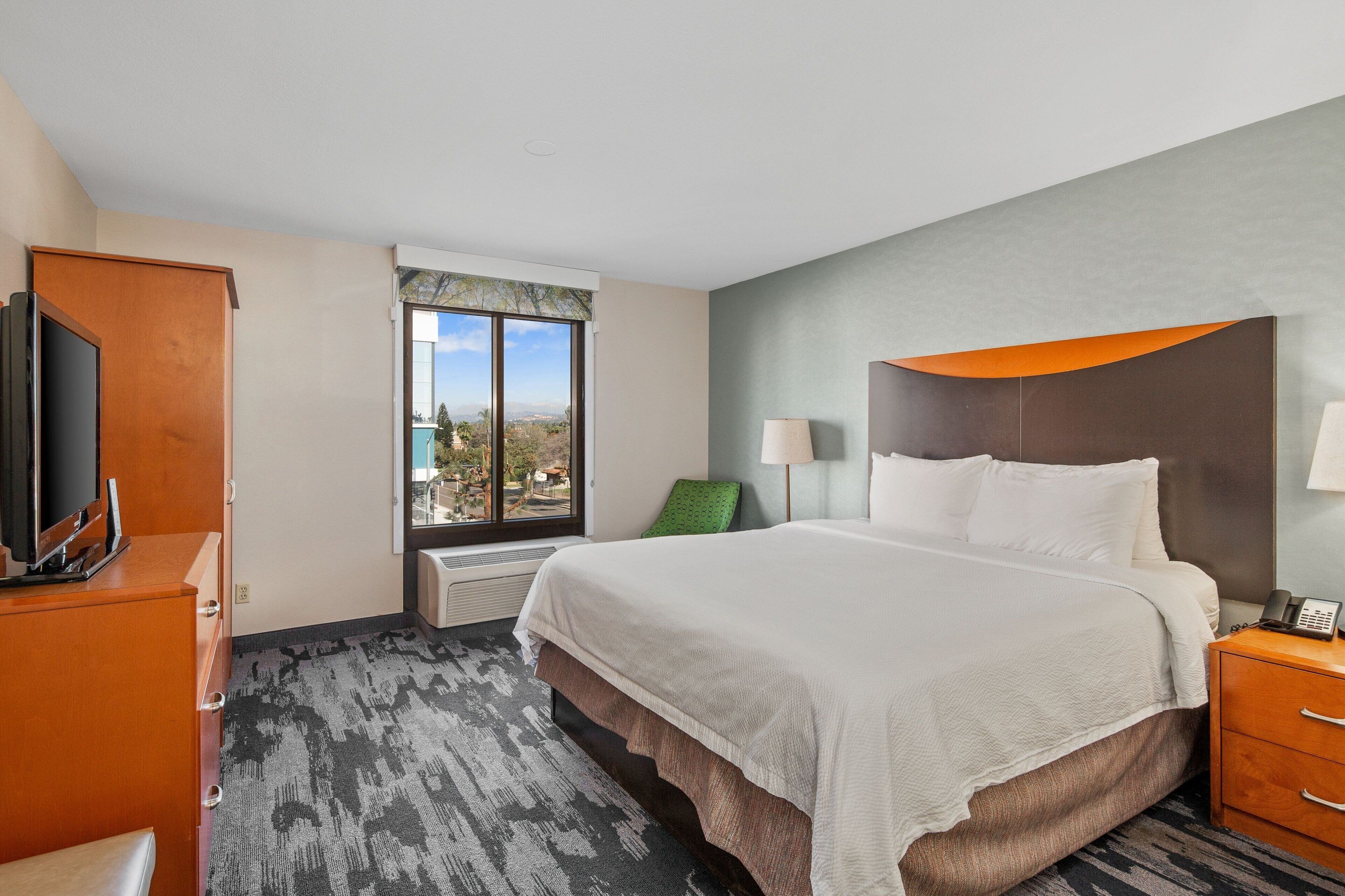 standard room, 1 king bed | in-room safe, desk, iron/ironing board, free wifi