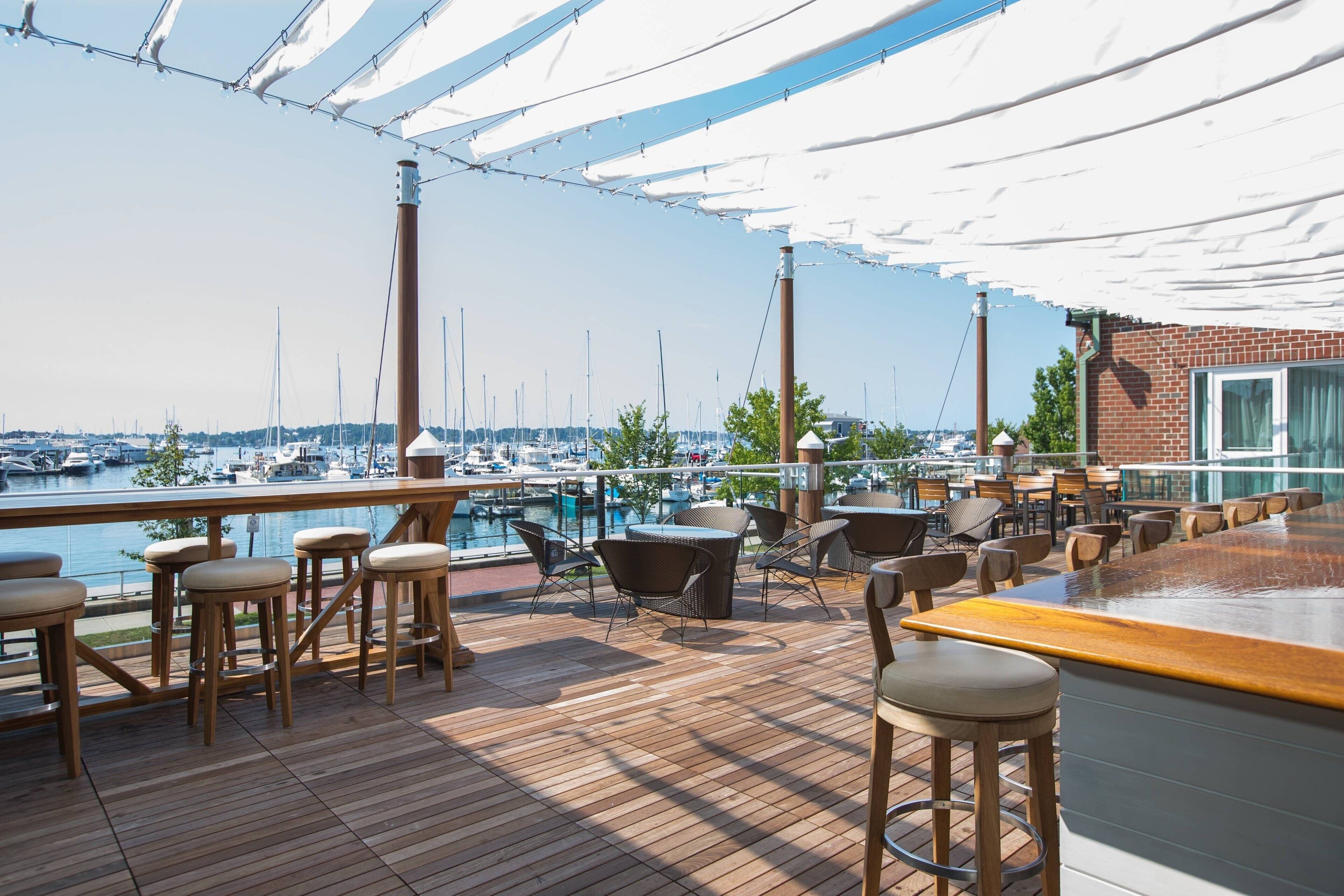 ocean views, serves lunch and dinner