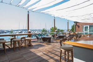 Ocean views, serves lunch and dinner - Newport Marriott Hotel & Spa (Newport)