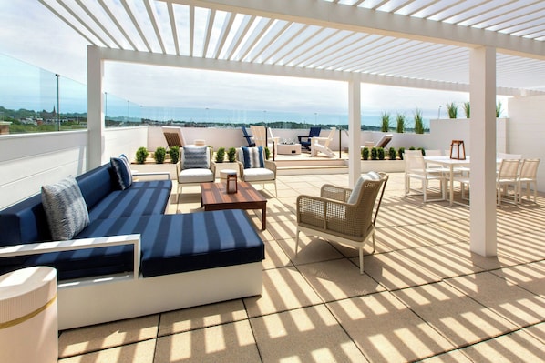 Premium bedding, down comforters, in-room safe, desk - Newport Marriott Hotel & Spa (Newport)