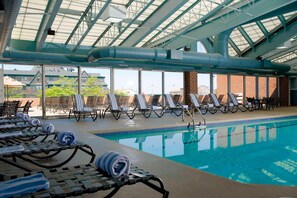 Piscine couverte, accès possible de 07 h 00 à 22 h 00, chaises longues 