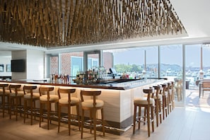 Ocean views, serves lunch and dinner - Newport Marriott Hotel & Spa (Newport)