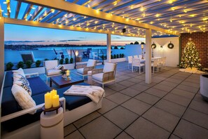 高档床上用品、羽绒被、客房内保险箱、办公桌